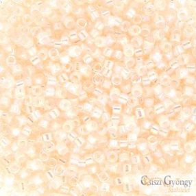 0052 - Off White AB - 11/0 Miyuki Delica gyöngy
